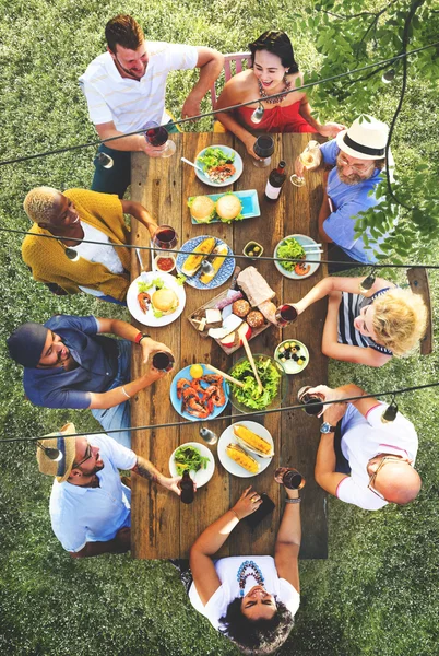 Pessoas em jantar ao ar livre — Fotografia de Stock