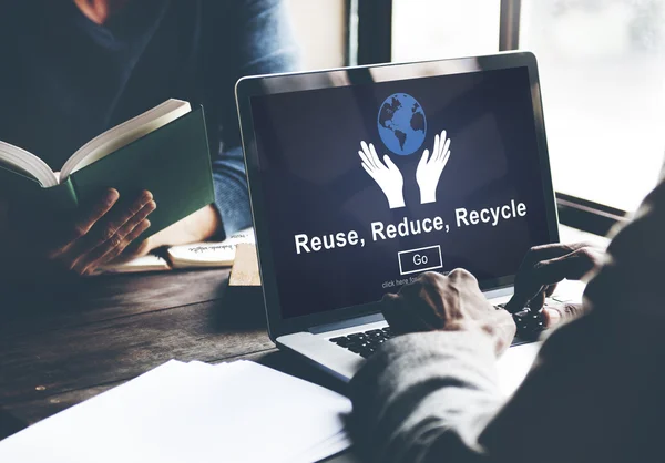 Hergebruik verminderen recyclen op laptop scherm — Stockfoto