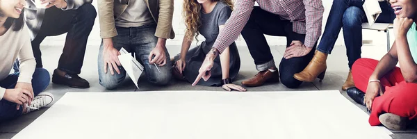 Diseñadores trabajando con póster —  Fotos de Stock