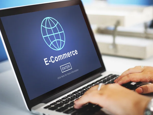 Frau nutzt Laptop mit E-Commerce-Konzept — Stockfoto