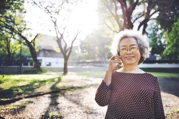 Mujer mayor y Movilidad Chat Concepto —  Fotos de Stock