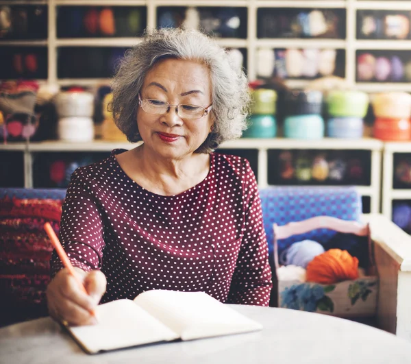 Vrouw schrijven Opmerking Concept — Stockfoto