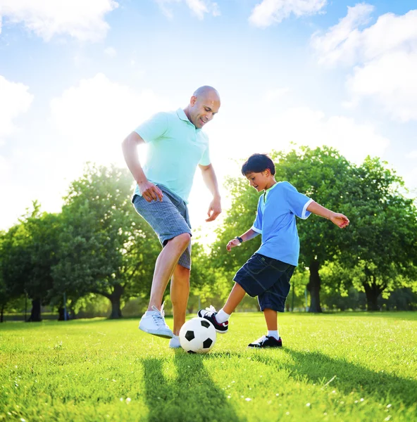 Padre jugando al fútbol con su pequeño hijo — Foto de Stock