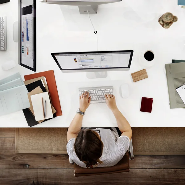 Geschäftsfrau arbeitet am Computer — Stockfoto