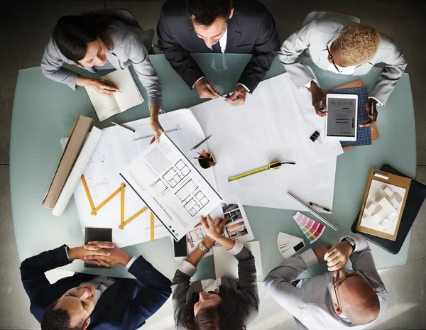 Grupo de personas lluvia de ideas — Foto de Stock