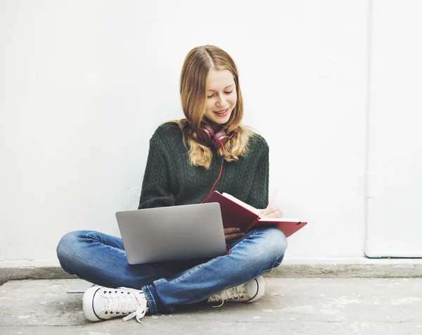 Estudando em Conceito de Internet — Fotografia de Stock