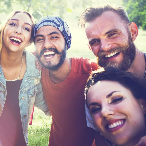 Conceito de Amigos de Verão Diversos — Fotografia de Stock