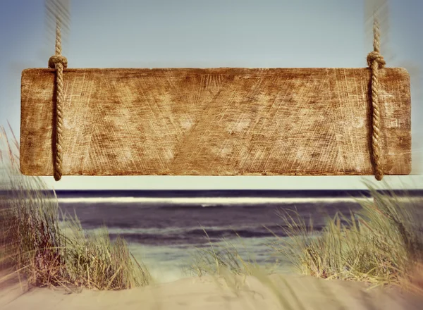 Pláž s prázdnou prkno znamení — Stock fotografie