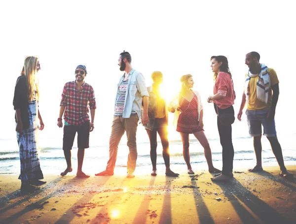 Amici adolescenti al concetto di festa in spiaggia — Foto Stock