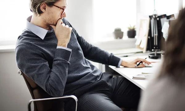 Empresário a pensar no local de trabalho — Fotografia de Stock