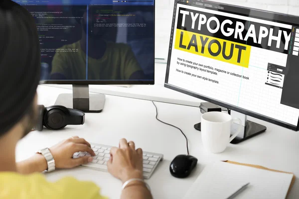 Computer mit Typografie-Layout auf Monitor — Stockfoto
