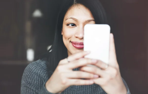 Asiática mulher tomando selfie — Fotografia de Stock