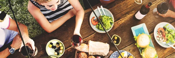 Personas en Comedor al aire libre — Foto de Stock