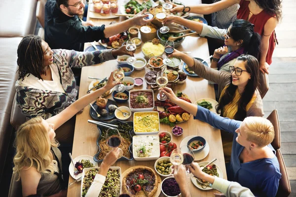 Gente disfrutando comida —  Fotos de Stock