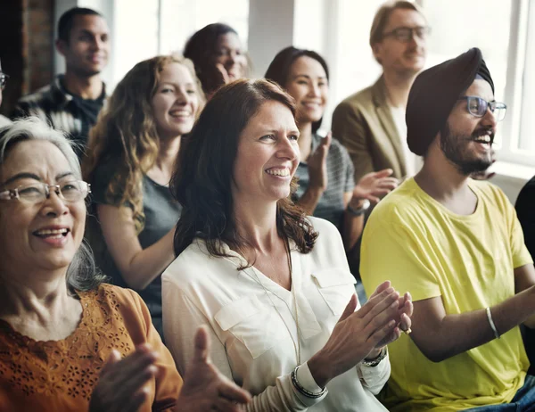 Diversité les gens applaudissent — Photo