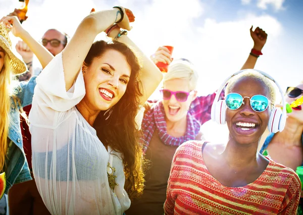 Diverse Freunde hängen herum — Stockfoto