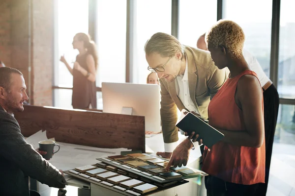 Les gens d'affaires qui travaillent — Photo