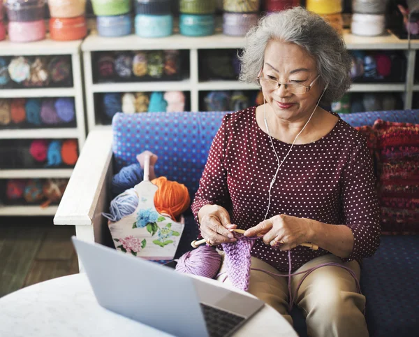 Conexão à Internet do Computador e Conceito Hobby da Mulher — Fotografia de Stock