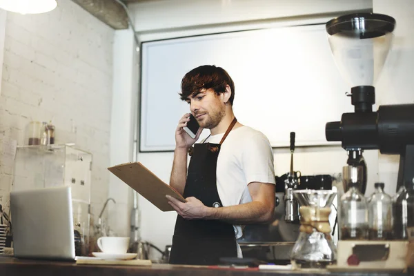 Barista robi kawę w kawiarni — Zdjęcie stockowe