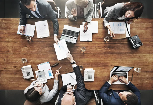 Grupo de personas haciendo una lluvia de ideas, discutiendo y planeando algo — Foto de Stock