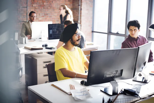 Uomini d'affari che lavorano in ufficio — Foto Stock