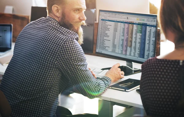 Computer met statistieken op monitor — Stockfoto