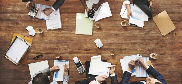 Grupo de personas haciendo una lluvia de ideas, discutiendo y planeando algo — Foto de Stock