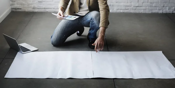 Uomo d'affari che lavora con poster in bianco — Foto Stock