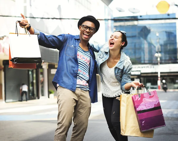 Pareja compras al aire libre — Foto de Stock