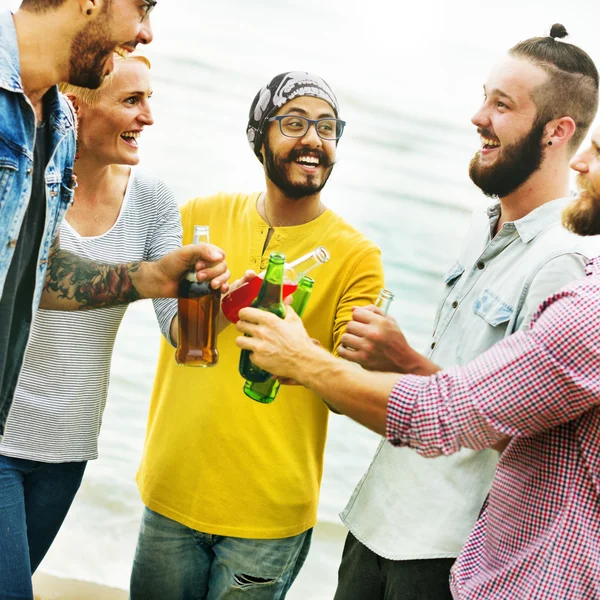 Célébration des amis sur la plage — Photo