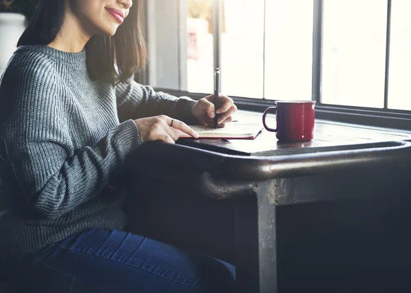 Mujer asiática Escribiendo Memo —  Fotos de Stock