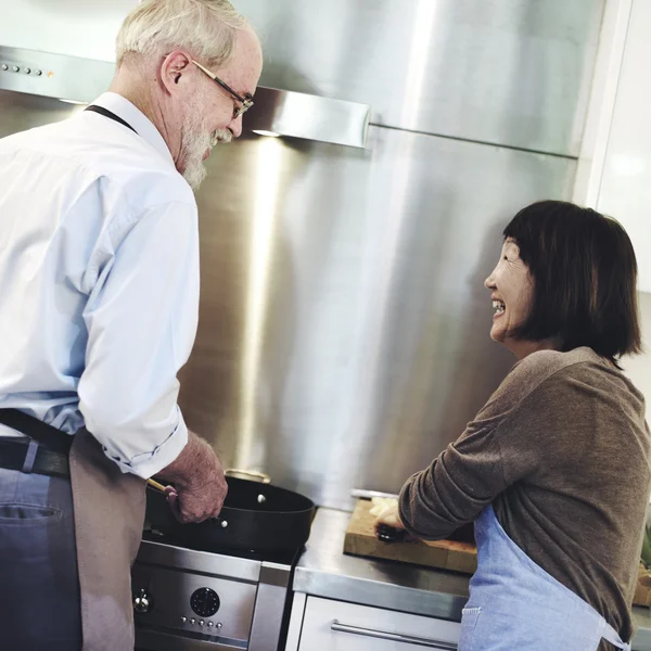 Cocina en pareja en la cocina — Foto de Stock