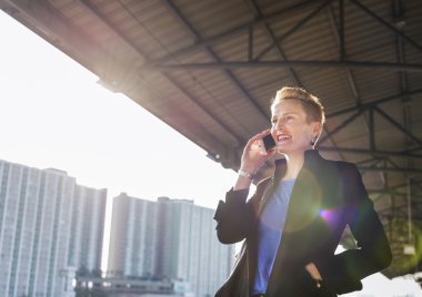 Cep telefonu kullanan iş kadını 