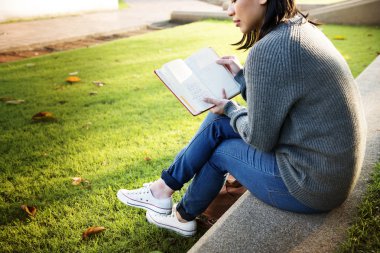  Asyalı kadın okuma