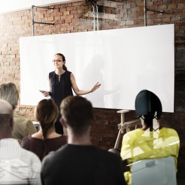 Ofiste çalışan iş adamları 