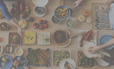 arkadaşlar büyük tablo için yemek