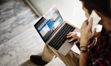 Laptop ekran mobil bankacılık ile    