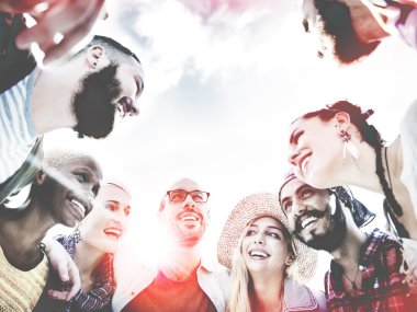 Arkadaşlar Out parti kavramı sırasında asılı