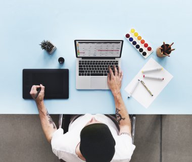 Laptop ile çalışma masası üzerinde