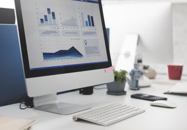 Bilgisayar masası ile çalışma 