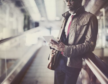 Tablet bilgisayar kullanan işadamı