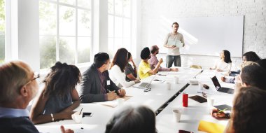 Ofiste çalışan iş adamları