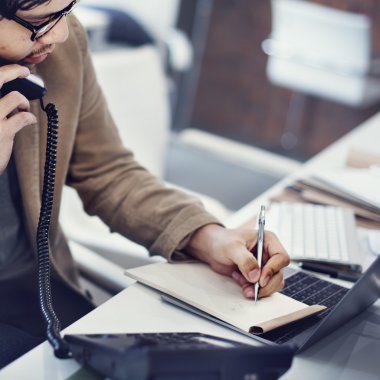 işadamı telefon kullanma