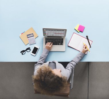 Laptop ile çalışma masası üzerinde