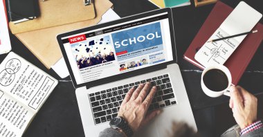 Dizüstü bilgisayar kullanan iş adamı