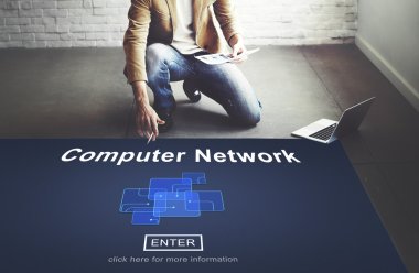 bilgisayar ağı ile çalışan iş adamı