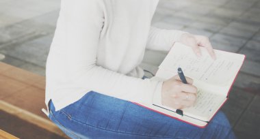 kadın yazma Not portresi