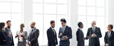 iş adamları tartışıyor