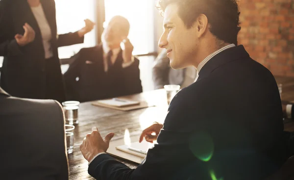 Geschäftsleute diskutieren — Stockfoto