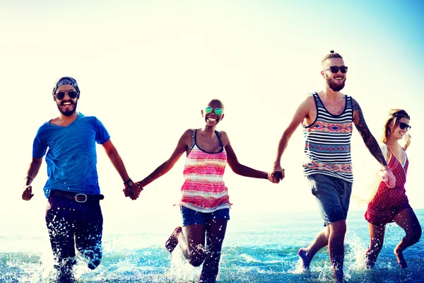 Olika vänner på sommaren Beach koncept — Stockfoto